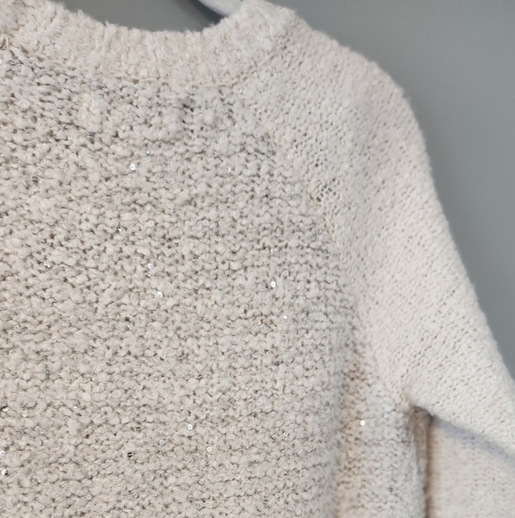 Abercrombie & Fitch cream sweater. Hi-low hem. Excellent condition. Size small - Picture 6 of 8